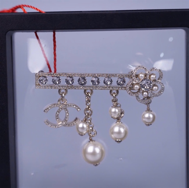 Cài áo Chanel hoa ngọc trai (HC) +