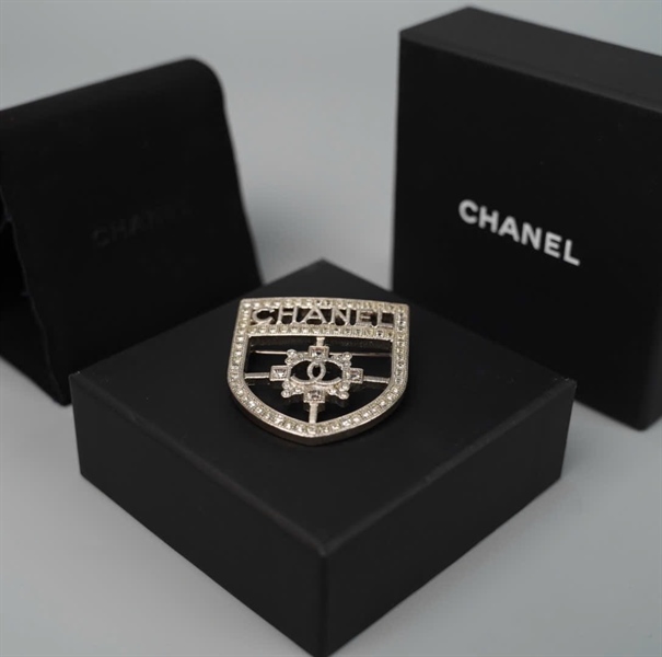 Cài áo Chanel hình khiên (HC) +