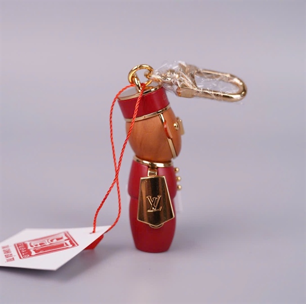 Charm LV đỏ hình người (HC) +