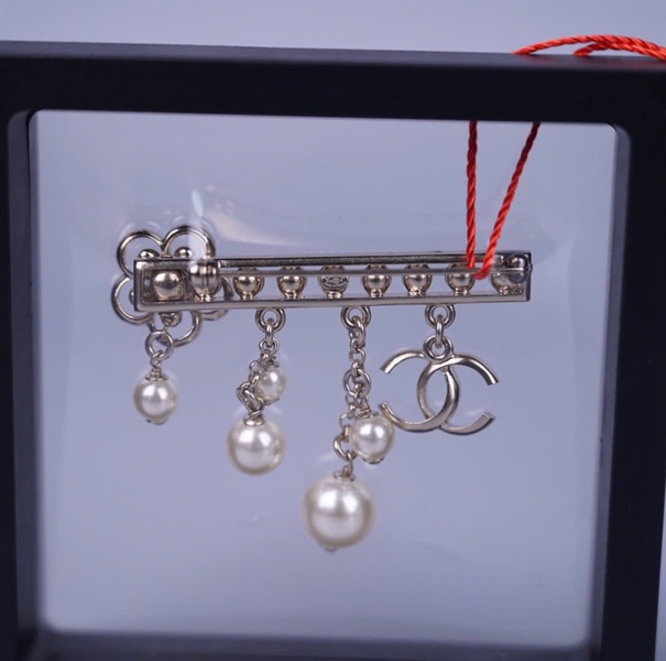 Cài áo Chanel hoa ngọc trai (HC) +