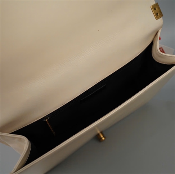 Túi Chanel Boy trắng (15151305) sz27 KG +