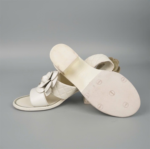 Dép Chanel trắng đính hoa đế 5p sz37 KG +