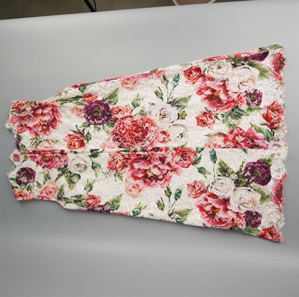 Váy D&G trắng hoa hồng KG +