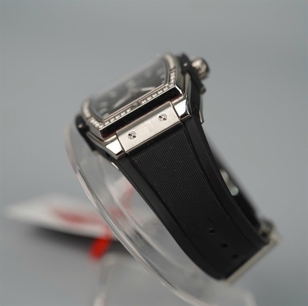 Đồng hồ Hublot đen mặt tròn viền đính đá (1590676) (HC) KG +