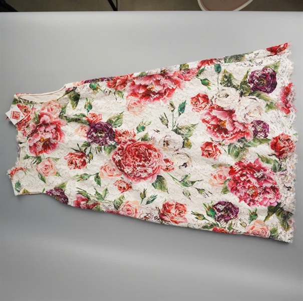 Váy D&G trắng hoa hồng KG +