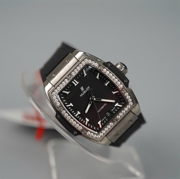 Đồng hồ Hublot đen mặt tròn viền đính đá (1590676) (HC) KG +