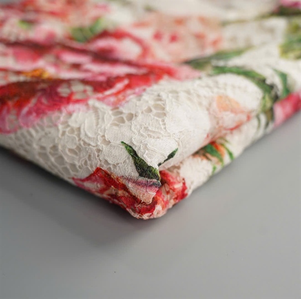 Váy D&G trắng hoa hồng KG +