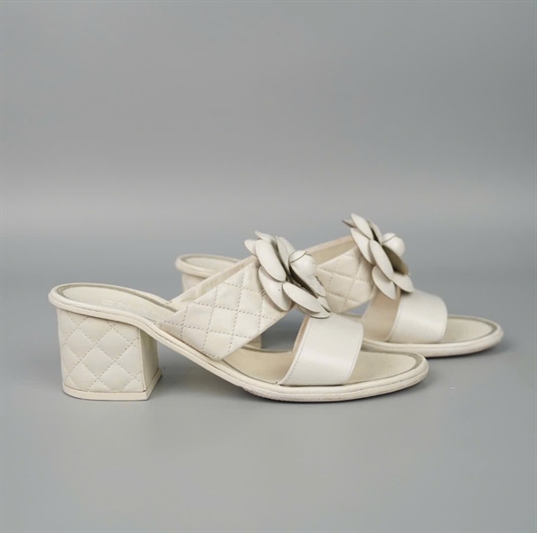 Dép Chanel trắng đính hoa đế 5p sz37 KG +