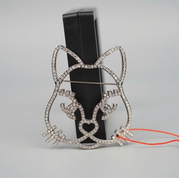 Cài áo Chanel mặt hồ ly đính đá (HC) +