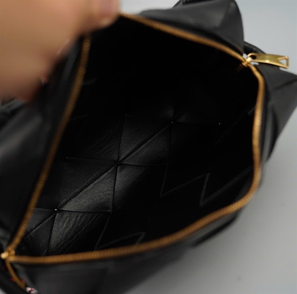 Túi Bottega đen sz22 (BQ) KG +