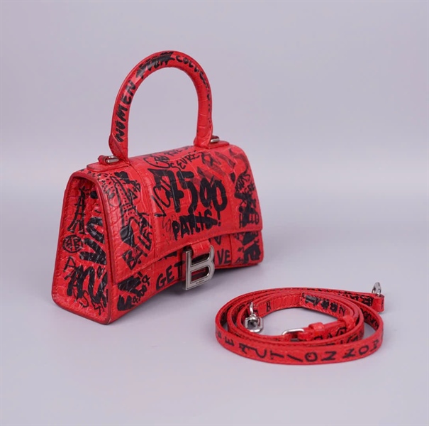 Túi Balenciaga Hourglass đỏ in chữ (592833 6460 U 535269) sz18 (BQ) KG +