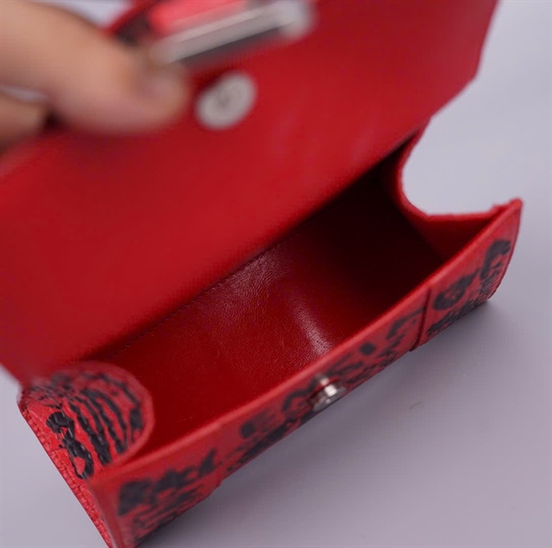 Túi Balenciaga Hourglass đỏ in chữ (592833 6460 U 535269) sz18 (BQ) KG +