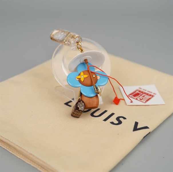 Charm LV hoa xanh cầm ví (HC)+