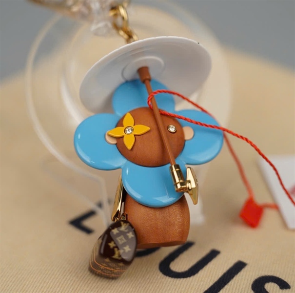 Charm LV hoa xanh cầm ví (HC)+