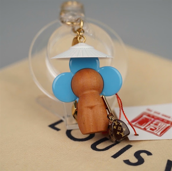 Charm LV hoa xanh cầm ví (HC)+