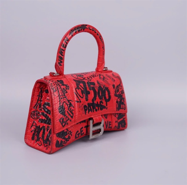 Túi Balenciaga Hourglass đỏ in chữ (592833 6460 U 535269) sz18 (BQ) KG +