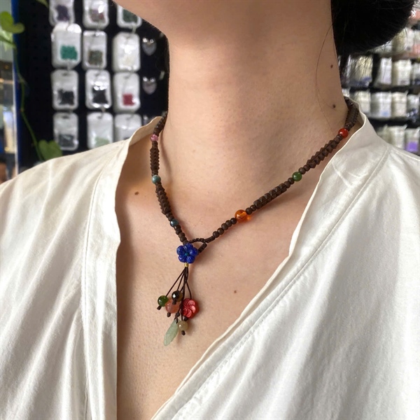 Vòng cổ gỗ mix đá và charm hoa đá thiên nhiên