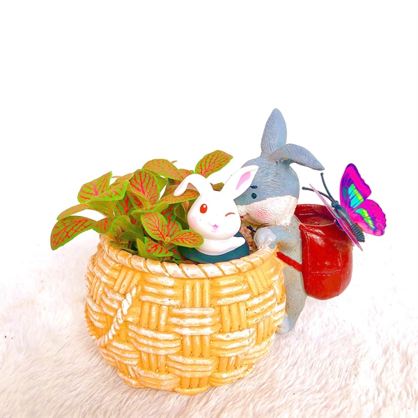 CHẬU THỎ ĐEO BALO TRÈO GIỎ TRE MIX MAY MẮN