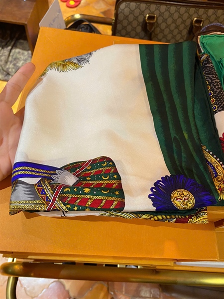 Khăn Moschino xanh lá (PN) +