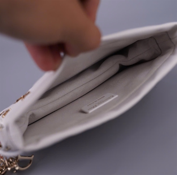 Túi Dior trắng đính charm bướm (56-MA0293) 2 strap sz19 (HC) +