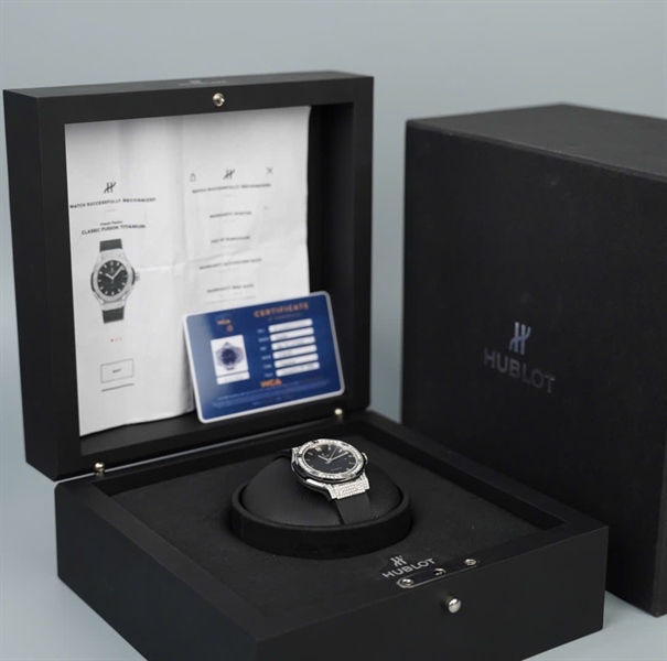 Đồng hồ Hublot đen mặt tròn đính đá (1540328) sz32 (HC) +