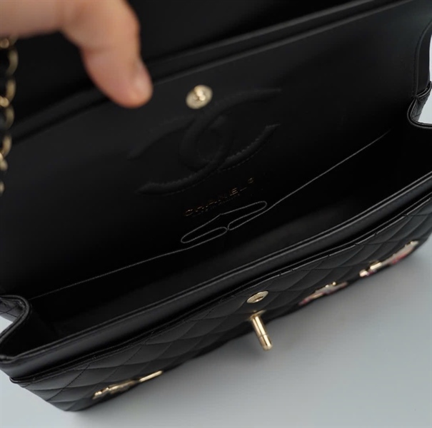 Túi Chanel Classic đen đính charm (TCGHLL8E) sz25 (HC) +