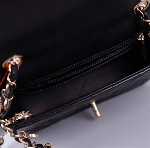Túi Chanel classic đen quai đính charm (19162011) sz19 (HC) +