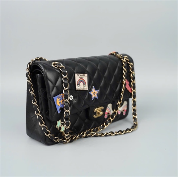 Túi Chanel Classic đen đính charm (TCGHLL8E) sz25 (HC) +