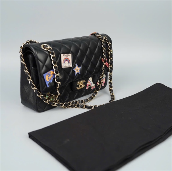 Túi Chanel Classic đen đính charm (TCGHLL8E) sz25 (HC) +