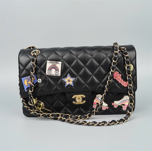 Túi Chanel Classic đen đính charm (TCGHLL8E) sz25 (HC) +