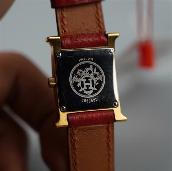Đồng hồ Hermes quai đỏ (1053585) KG +