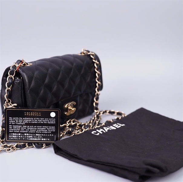 Túi Chanel classic đen quai đính charm (19162011) sz19 (HC) +