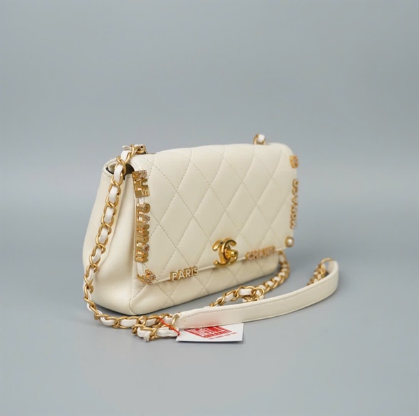 Túi Chanel trắng viền charm (E2CG2UH6) sz19 (HC) +