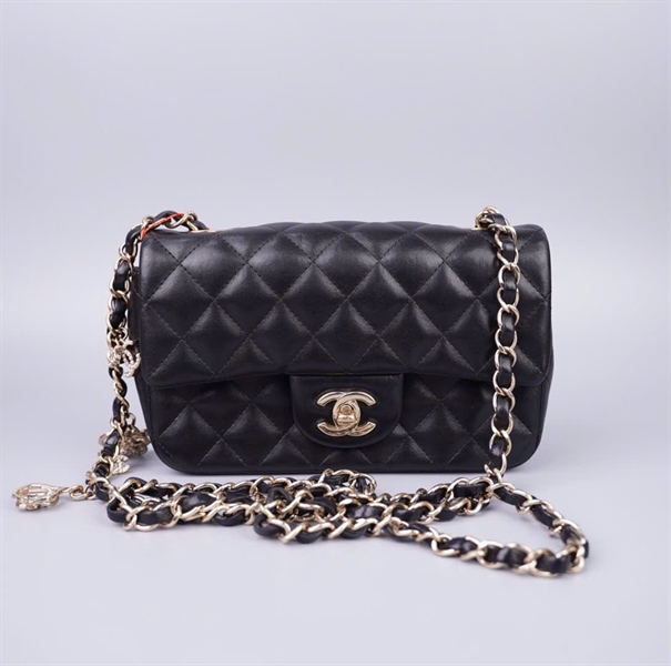 Túi Chanel classic đen quai đính charm (19162011) sz19 (HC) +