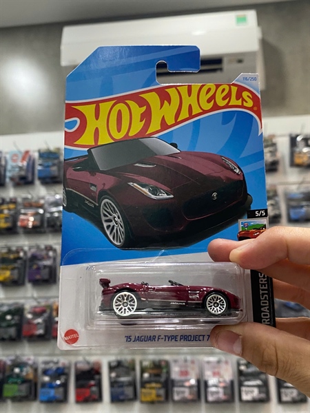 Hot Wheels Basic 15 Jaguar F -Type Project
