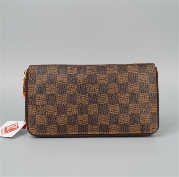 Ví LV khóa zip ô vuông nâu KG+