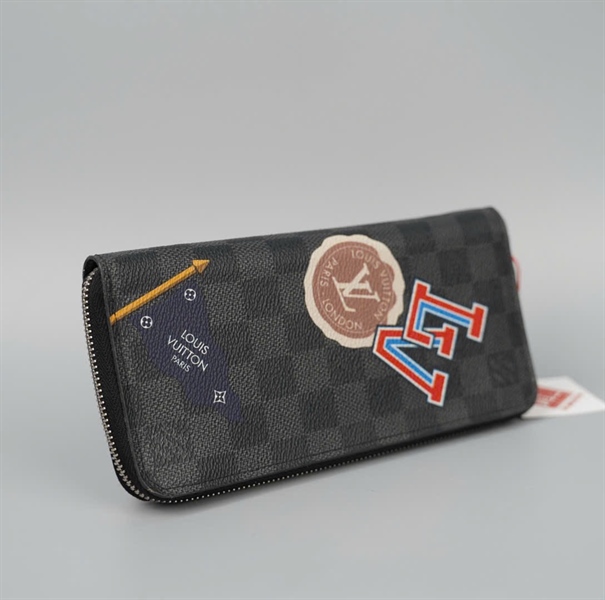 Ví LV ô vuông đen có zip in hình KG+