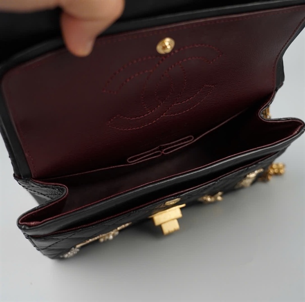 Túi Chanel charm sư tử đen (24364689) Sz19 +