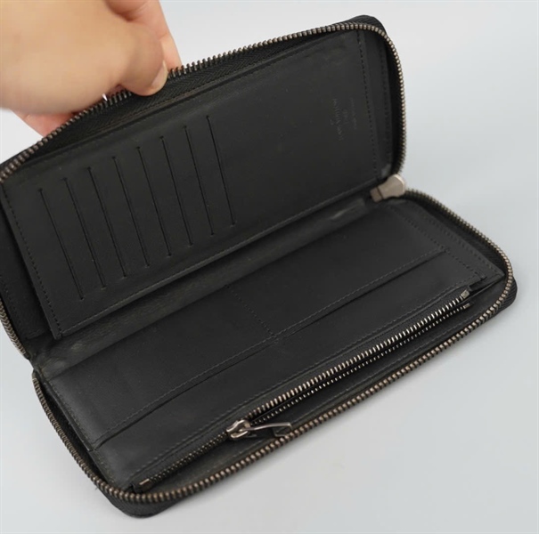 Ví LV ô vuông nổi đen có zip KG+