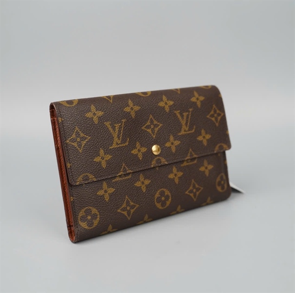 Ví LV hoa nâu có nắp +
