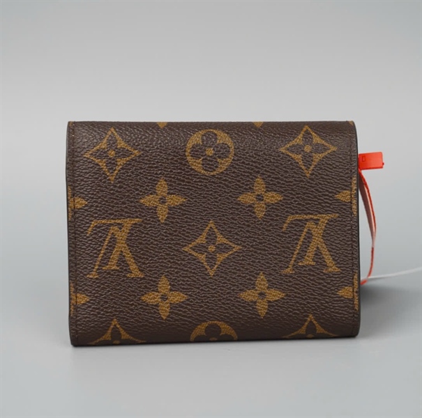 Ví LV hoa nâu gập 3 nút hồng +