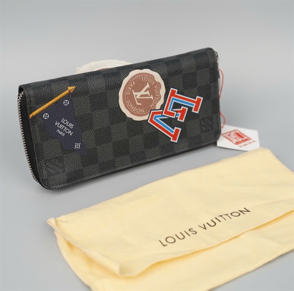 Ví LV ô vuông đen có zip in hình KG+