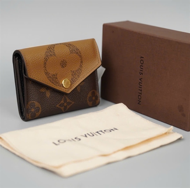 Ví LV hoa nâu gập 3 nút vàng +