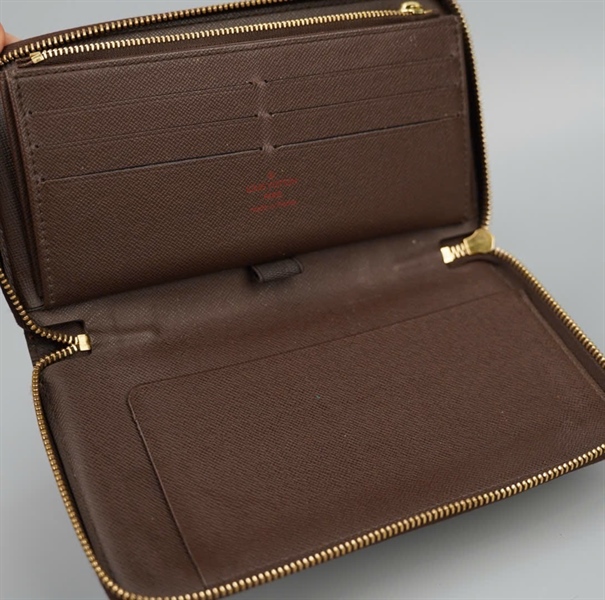 Ví LV khóa zip ô vuông nâu KG+