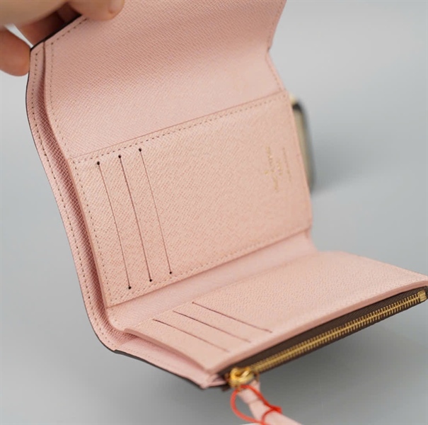 Ví LV hoa nâu gập 3 nút hồng +