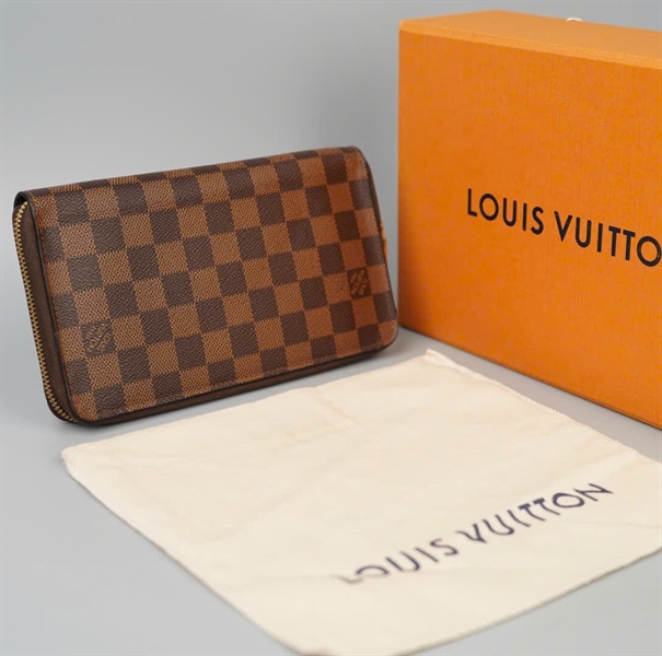 Ví LV khóa zip ô vuông nâu KG+