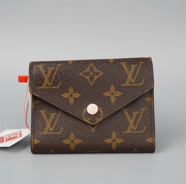 Ví LV hoa nâu gập 3 nút hồng +