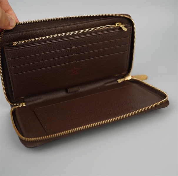 Ví LV khóa zip ô vuông nâu KG+