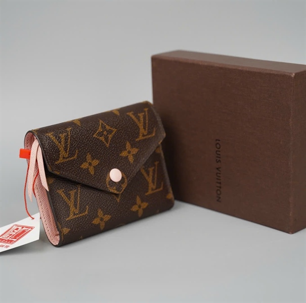 Ví LV hoa nâu gập 3 nút hồng +