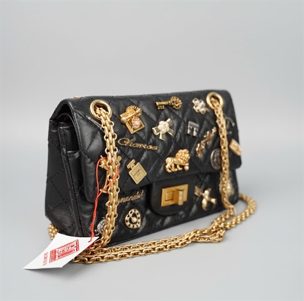 Túi Chanel charm sư tử đen (24364689) Sz19 +